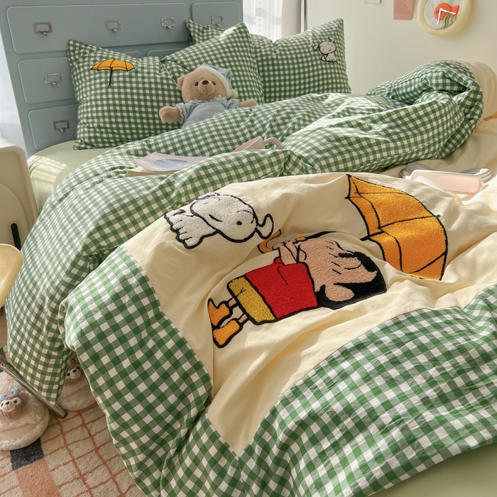 91家纺网 家纺一手货源 找家纺 2025春夏新款云朵棉水洗棉毛巾绣拼角工艺四件套 撑伞的小男孩-绿格