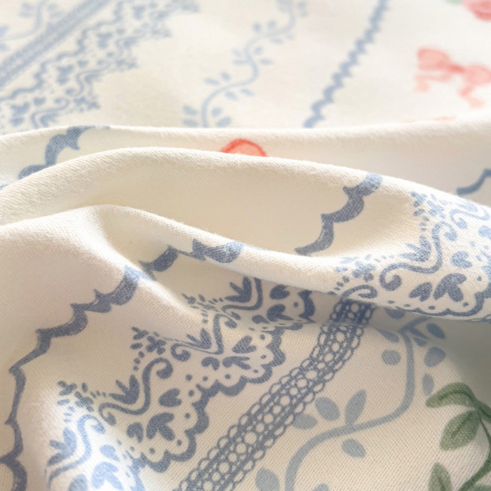 91家纺网 家纺一手货源 找家纺 极梦家纺（支持定制）  2025新款春秋130克加厚植物羊绒磨毛印花单床裙三件套 蓝莓芝士