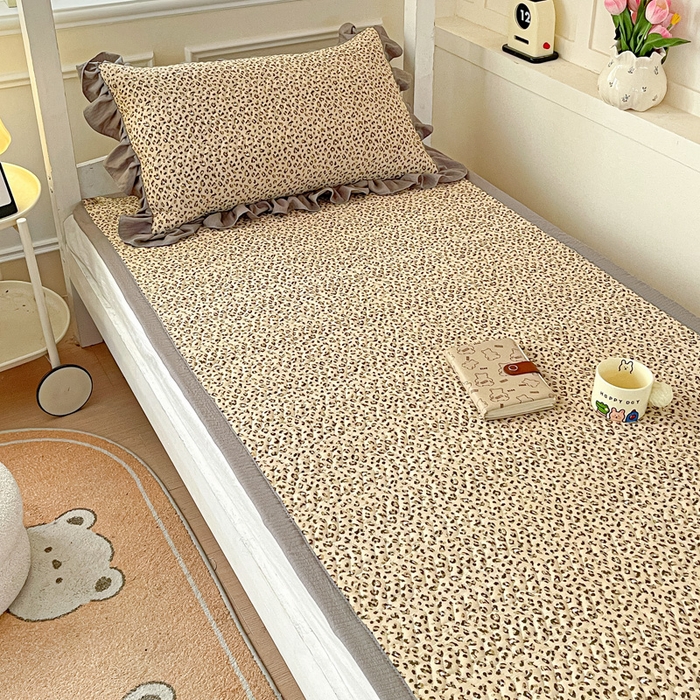 91家纺网 家纺一手货源 找家纺 纽缦家纺 2025新款云感提花双层纱学生床垫 小豹纹