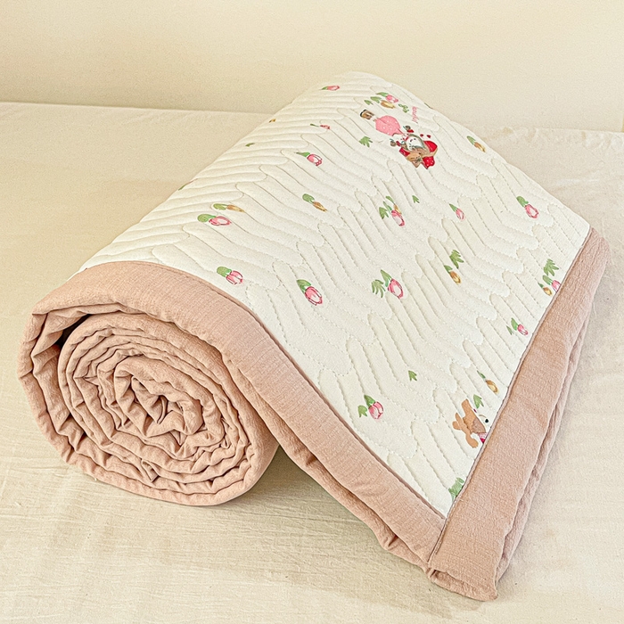 91家纺网 家纺一手货源 找家纺 纽缦家纺 2025新款云感提花双层纱学生床垫 蜜糖之恋