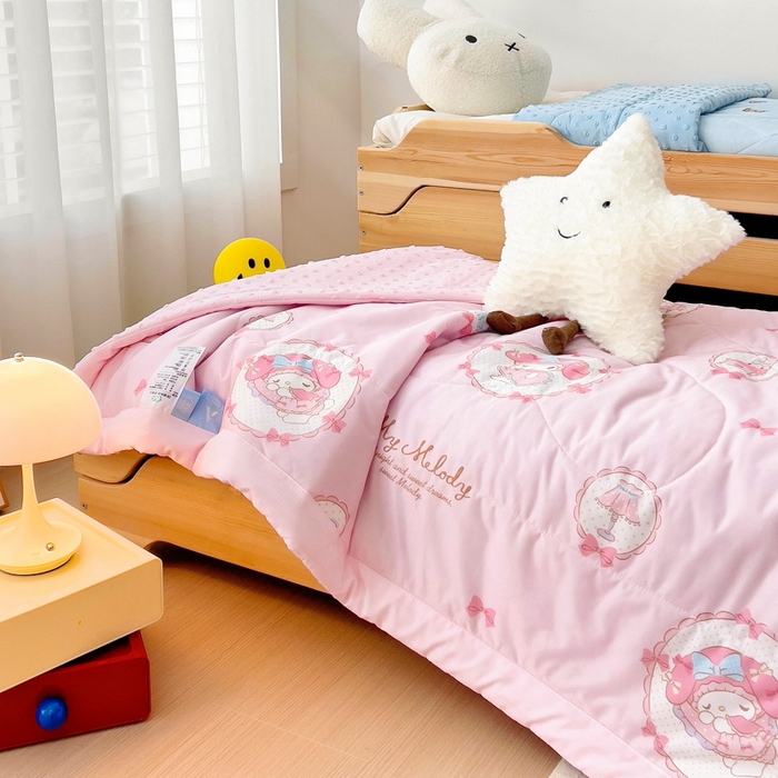 91家纺网 家纺一手货源 找家纺 御棉坊 2025新款A类三丽鸥凉感丝豆豆儿童夏被 甜蜜美乐蒂