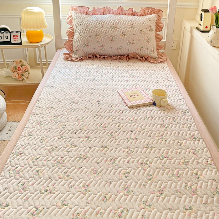 91家纺网 家纺一手货源 找家纺 纽缦家纺 2025新款云感提花双层纱学生床垫 暗恋