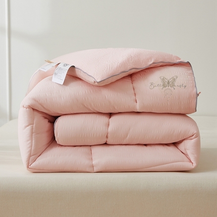 91家纺网 家纺一手货源 找家纺 羽涵家纺 2025新款抗菌皱皱纱水洗棉绒冬被 少女粉