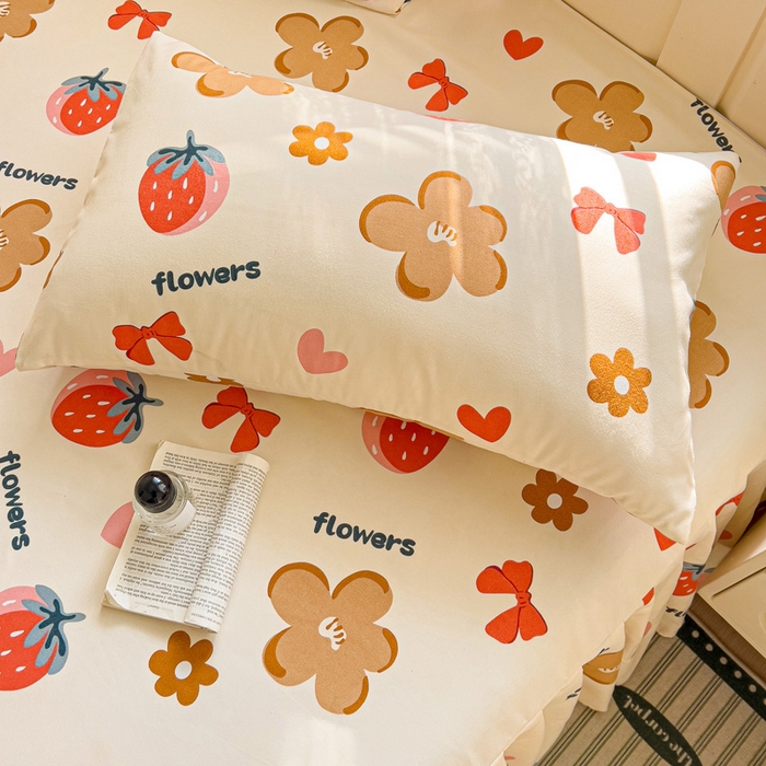 91家纺网 家纺一手货源 找家纺 极梦家纺（支持定制）  2026新款春秋130克加厚植物羊绒磨毛印花单床裙三件套 草莓恋曲