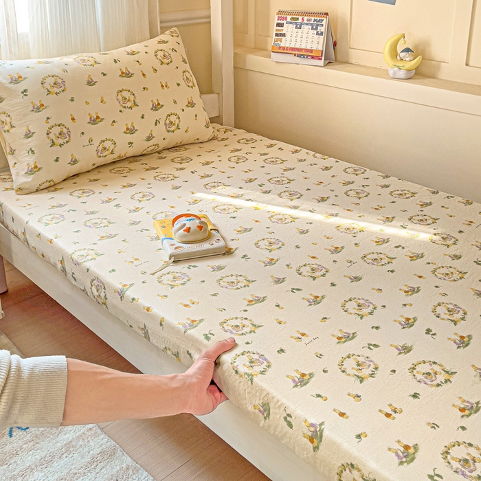 91家纺网 家纺一手货源 找家纺 纽缦家纺 2025新款云感提花双层纱学生床笠 兔子的欢喜