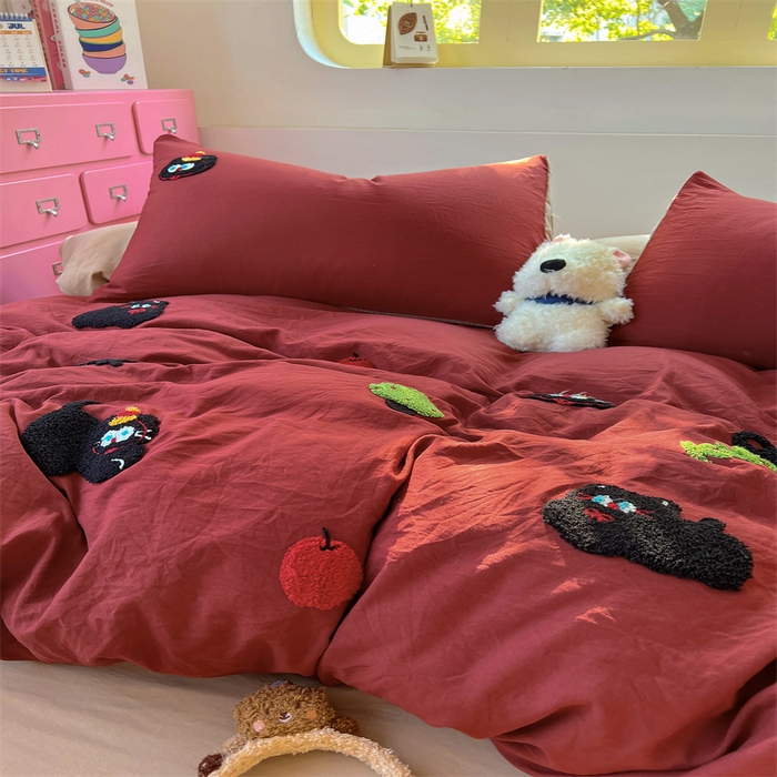 91家纺网 家纺一手货源 找家纺 易辰美 2025新款超柔水洗棉毛巾绣四件套 黑猫(安可拉红+奶杏)