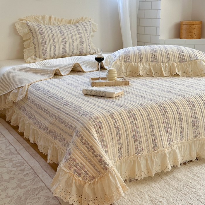 91家纺网 家纺一手货源 找家纺 金丝鸟 2025全棉镂空白色花边款韩式床盖 紫色花铃