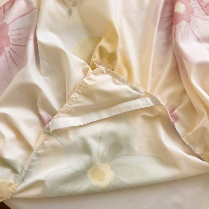 91家纺网 家纺一手货源 找家纺 极梦家纺（支持定制）  2025新款春秋130克加厚植物羊绒磨毛印花单床裙三件套 浅尝春色