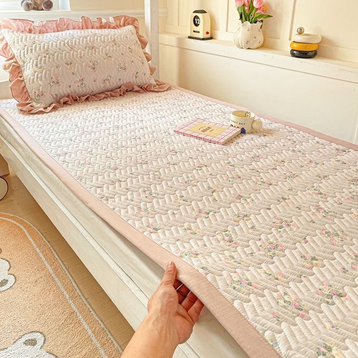 91家纺网 家纺一手货源 找家纺 纽缦家纺 2025新款云感提花双层纱学生床垫 暗恋