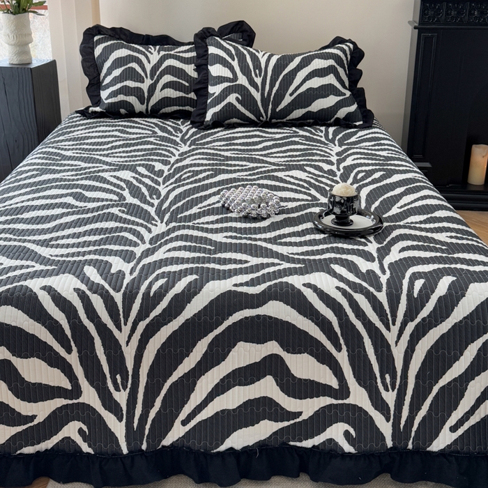 91家纺网 家纺一手货源 找家纺 金丝鸟 2025全棉黑色花边款韩式床盖 黑色斑马纹