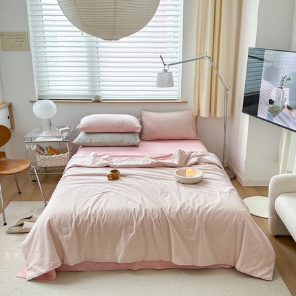 91家纺网 家纺一手货源 找家纺 玖弘家居 2025新款亲肤舒适大豆被夏被系列 粉密条-被壳款