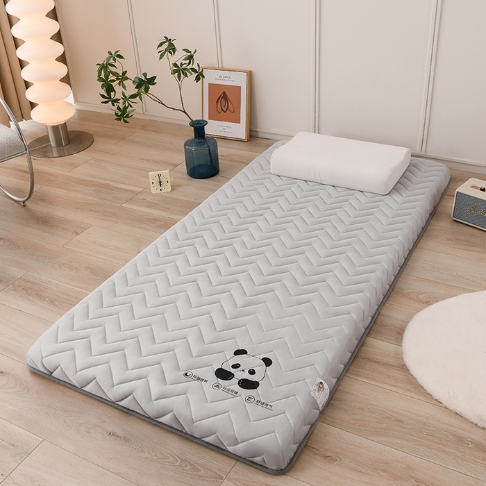 91家纺网 家纺一手货源 找家纺 亿丁点床垫 2025新款牛奶丝学生和地铺专用床垫 熊猫头灰