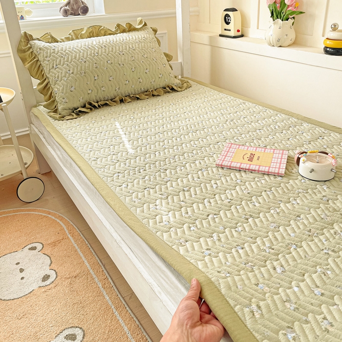 91家纺网 家纺一手货源 找家纺 纽缦家纺 2025新款云感提花双层纱学生床垫 落日暮年绿