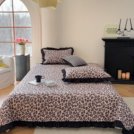 91家纺网 家纺一手货源 找家纺 （总）金丝鸟 2025全棉黑色花边款韩式床盖