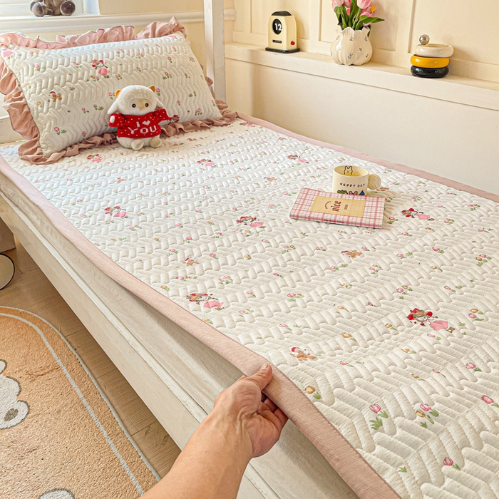 91家纺网 家纺一手货源 找家纺 纽缦家纺 2025新款云感提花双层纱学生床垫 蜜糖之恋