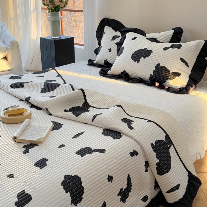 91家纺网 家纺一手货源 找家纺 金丝鸟 2025全棉黑色花边款韩式床盖 奶牛纹
