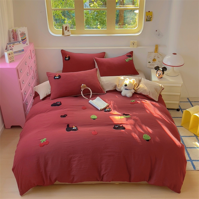 91家纺网 家纺一手货源 找家纺 易辰美 2025新款超柔水洗棉毛巾绣四件套 黑猫(安可拉红+奶杏)