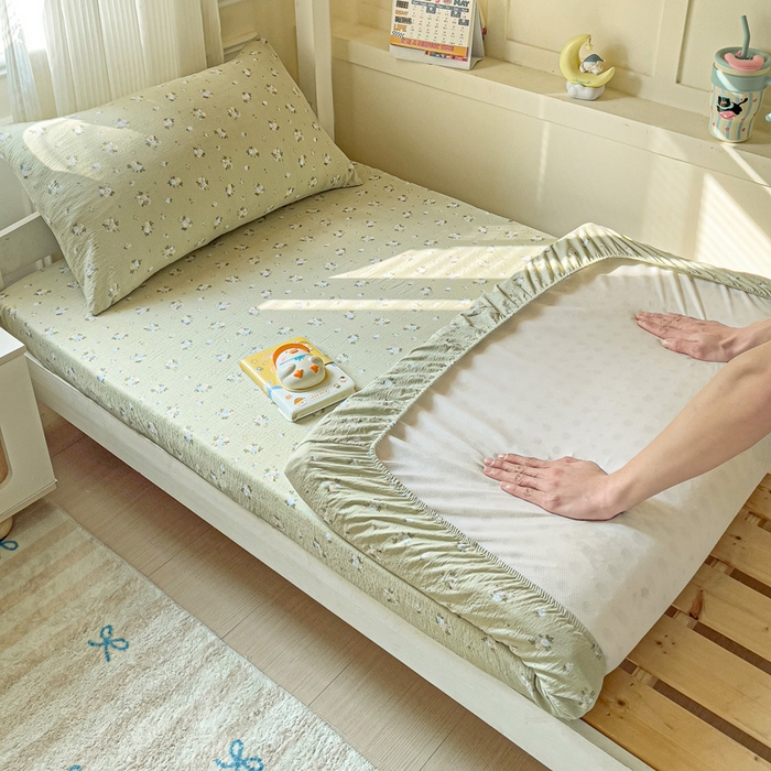 91家纺网 家纺一手货源 找家纺 纽缦家纺 2025新款云感提花双层纱学生床笠 落日暮年绿