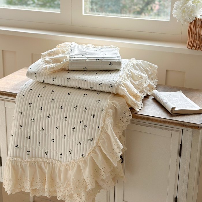 91家纺网 家纺一手货源 找家纺 金丝鸟 2025全棉镂空白色花边款韩式床盖 黑色小樱桃