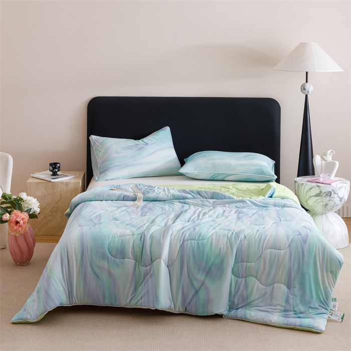 91家纺网 家纺一手货源 找家纺 恬思语家纺 2025新款凉感丝时尚彩绘夏凉被 淡雅云影