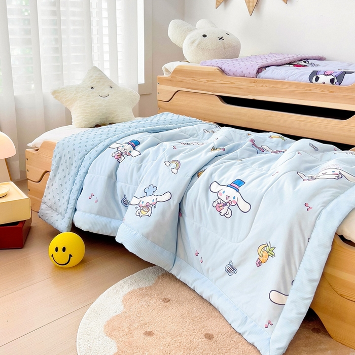 91家纺网 家纺一手货源 找家纺 御棉坊 2025新款A类三丽鸥凉感丝豆豆儿童夏被 彩虹玉桂狗