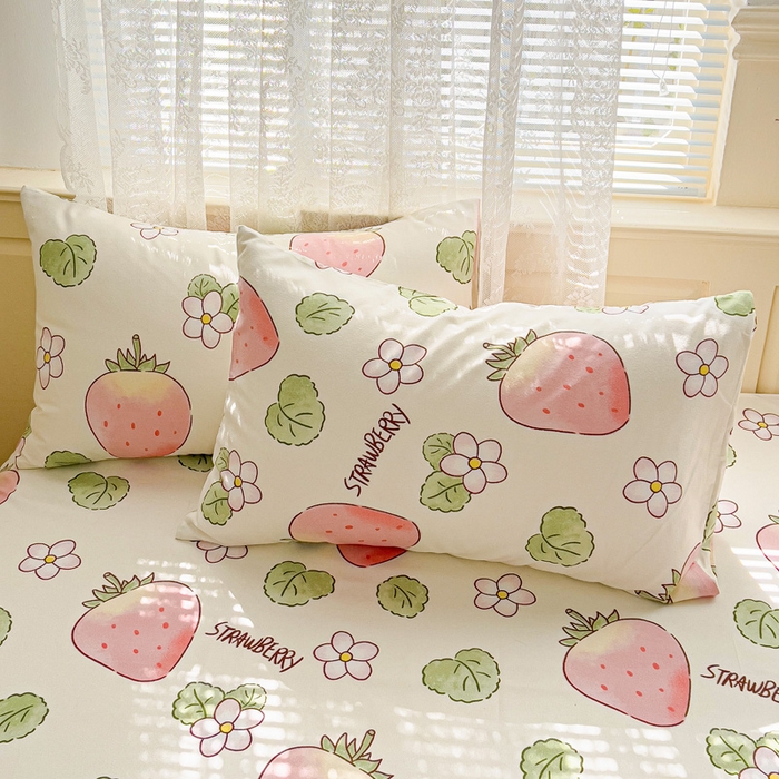 91家纺网 家纺一手货源 找家纺 极梦家纺（支持定制）  2025新款春秋130克加厚植物羊绒磨毛印花单床裙三件套 仙仙草莓