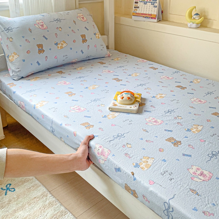 91家纺网 家纺一手货源 找家纺 纽缦家纺 2025新款云感提花双层纱学生床笠 小猫时光蓝