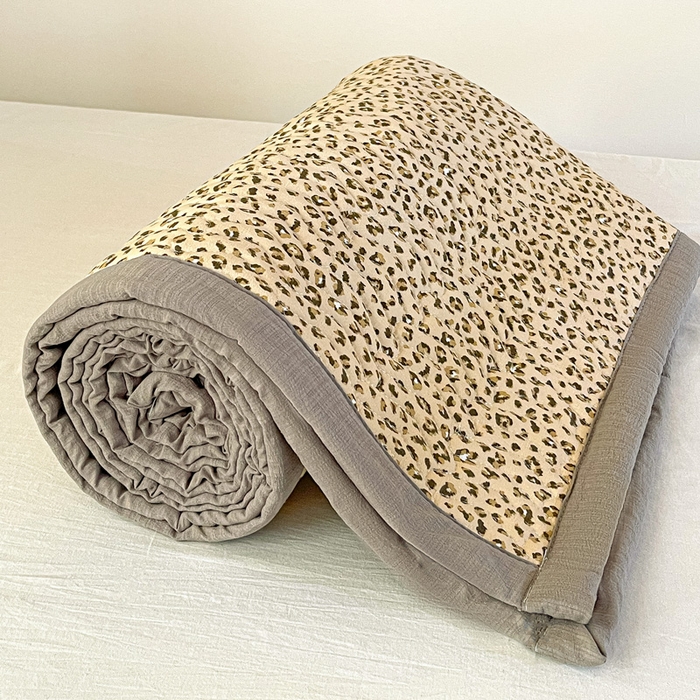 91家纺网 家纺一手货源 找家纺 纽缦家纺 2025新款云感提花双层纱学生床垫 小豹纹