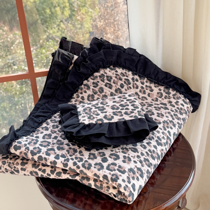 91家纺网 家纺一手货源 找家纺 金丝鸟 2025全棉黑色花边款韩式床盖 粉色豹纹