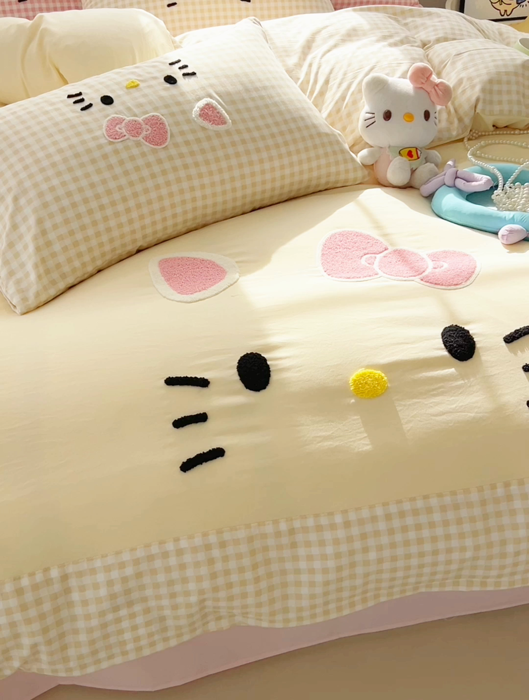 91家纺网 家纺一手货源 找家纺 2025春夏新款云朵棉水洗棉毛巾绣拼角工艺四件套 快乐猫咪-奶咖格