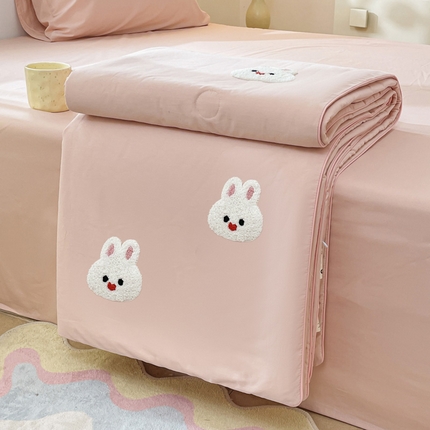 91家纺网 家纺一手货源 找家纺 莱登卡奴 2025新款全棉水洗棉毛巾绣大豆夏被子被芯 萌兔粉