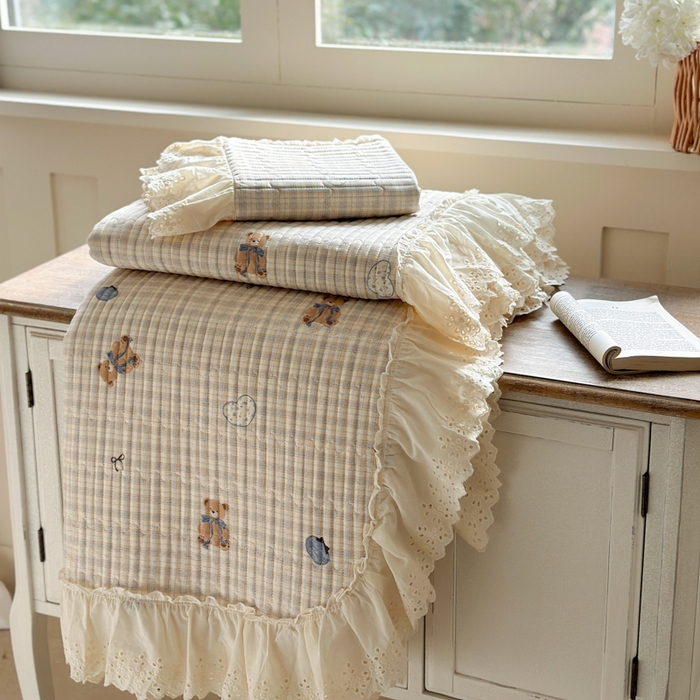 91家纺网 家纺一手货源 找家纺 金丝鸟 2025全棉镂空白色花边款韩式床盖 格子小熊