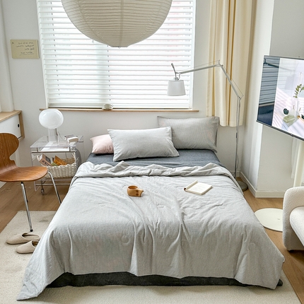 91家纺网 家纺一手货源 找家纺 玖弘家居 2025新款亲肤舒适大豆被夏被系列 灰密条-被壳款