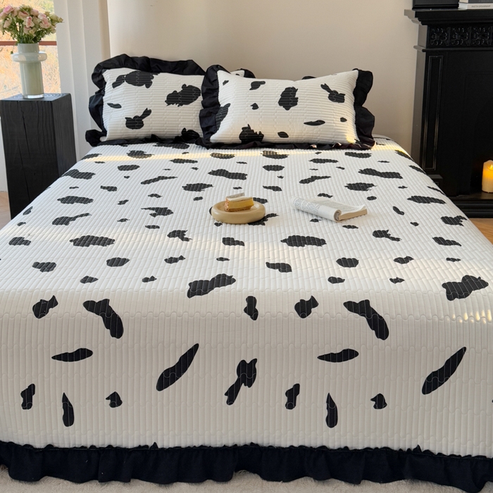 91家纺网 家纺一手货源 找家纺 金丝鸟 2025全棉黑色花边款韩式床盖 奶牛纹