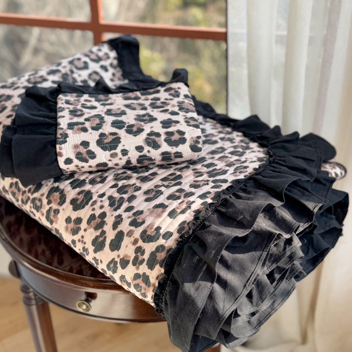 91家纺网 家纺一手货源 找家纺 金丝鸟 2025全棉黑色花边款韩式床盖 粉色豹纹