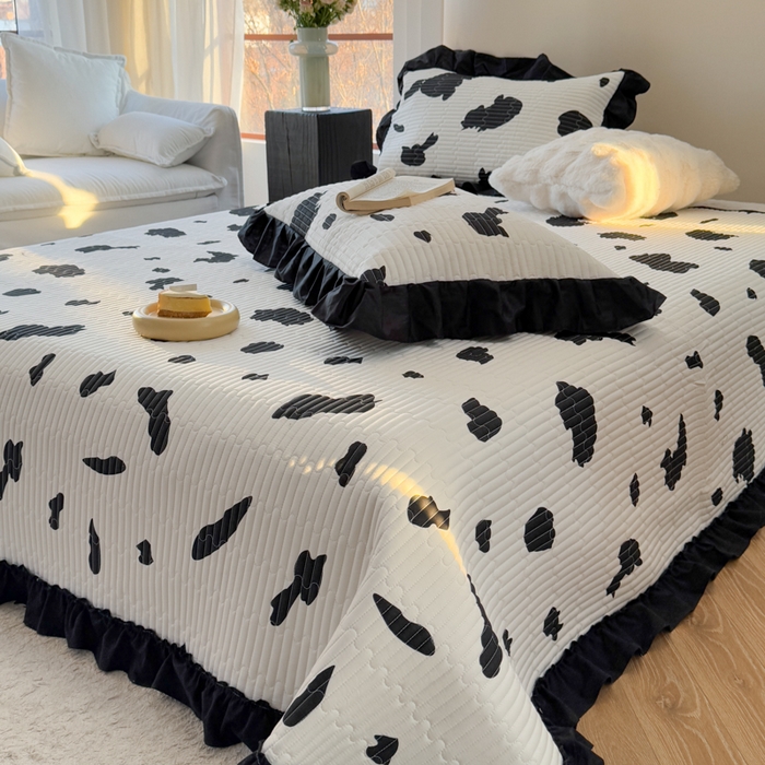 91家纺网 家纺一手货源 找家纺 金丝鸟 2025全棉黑色花边款韩式床盖 奶牛纹