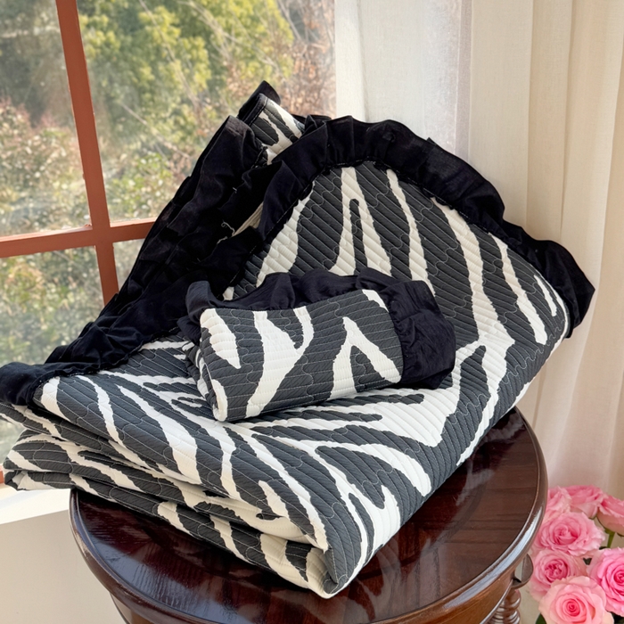 91家纺网 家纺一手货源 找家纺 金丝鸟 2025全棉黑色花边款韩式床盖 黑色斑马纹