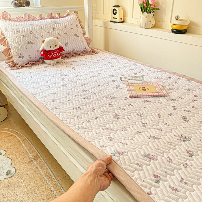 91家纺网 家纺一手货源 找家纺 纽缦家纺 2025新款云感提花双层纱学生床垫 葡萄七分甜