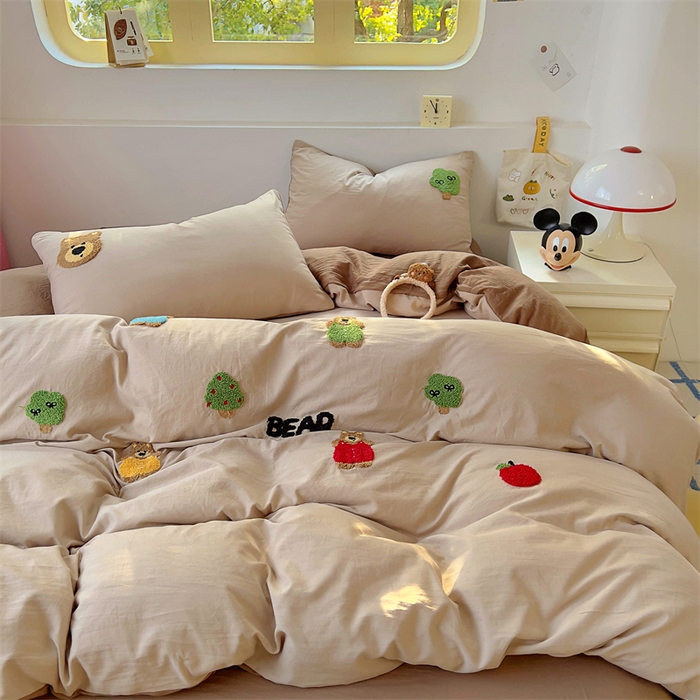 91家纺网 家纺一手货源 找家纺 易辰美 2025新款超柔水洗棉毛巾绣四件套 趣味熊(奶杏+卡其)