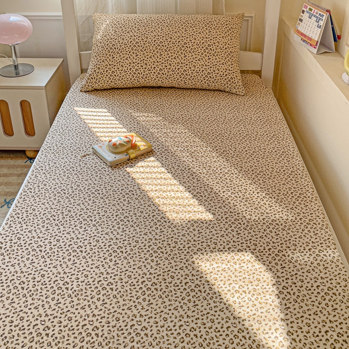 91家纺网 家纺一手货源 找家纺 纽缦家纺 2025新款云感提花双层纱学生床笠 小豹纹