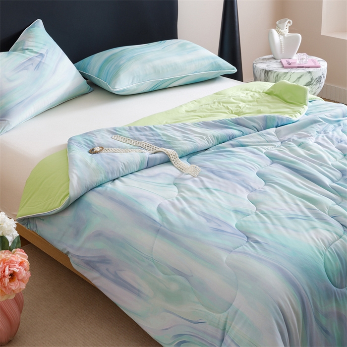 91家纺网 家纺一手货源 找家纺 恬思语家纺 2025新款凉感丝时尚彩绘夏凉被 淡雅云影