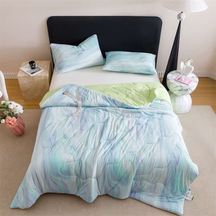 91家纺网 家纺一手货源 找家纺 恬思语家纺 2025新款凉感丝时尚彩绘夏凉被 淡雅云影