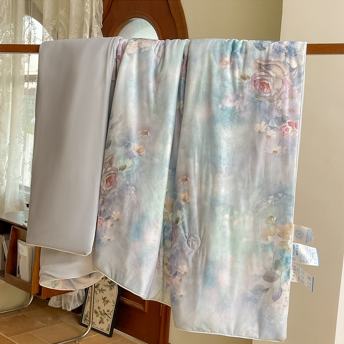 91家纺网 家纺一手货源 找家纺 小禹仔 2025新款针织凉感丝印花夏被夏凉被 彼岸花开灰