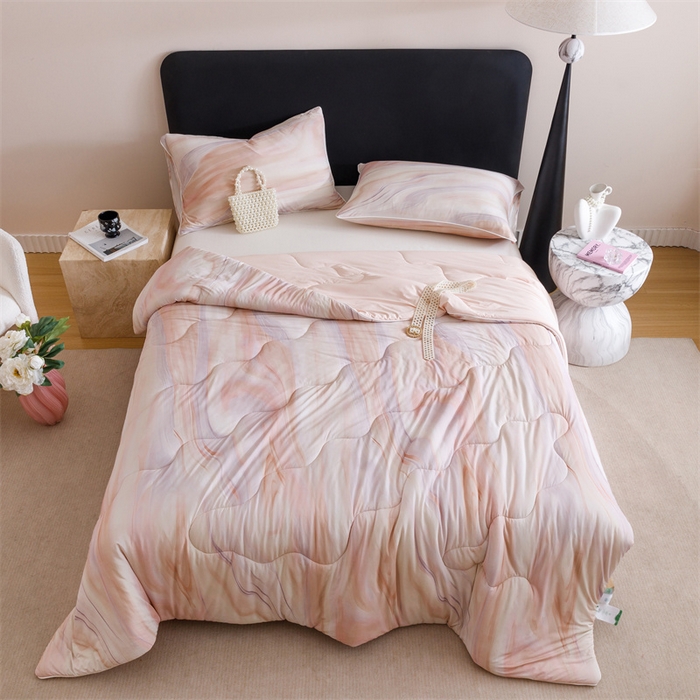 91家纺网 家纺一手货源 找家纺 恬思语家纺 2025新款凉感丝时尚彩绘夏凉被 粉色梦幻