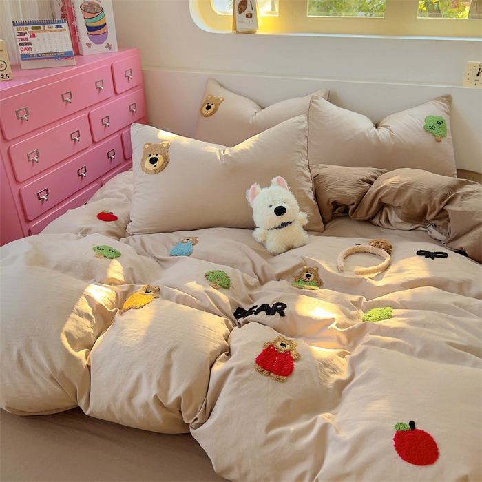 91家纺网 家纺一手货源 找家纺 易辰美 2025新款超柔水洗棉毛巾绣四件套 趣味熊(奶杏+卡其)