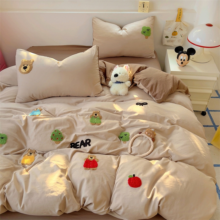 91家纺网 家纺一手货源 找家纺 易辰美 2025新款超柔水洗棉毛巾绣四件套 趣味熊(奶杏+卡其)