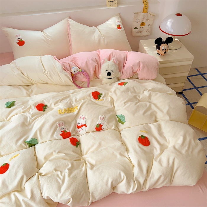 91家纺网 家纺一手货源 找家纺 易辰美 2025新款超柔水洗棉毛巾绣四件套 可爱免(米黄+粉玉)