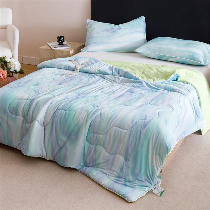 91家纺网 家纺一手货源 找家纺 恬思语家纺 2025新款凉感丝时尚彩绘夏凉被 淡雅云影