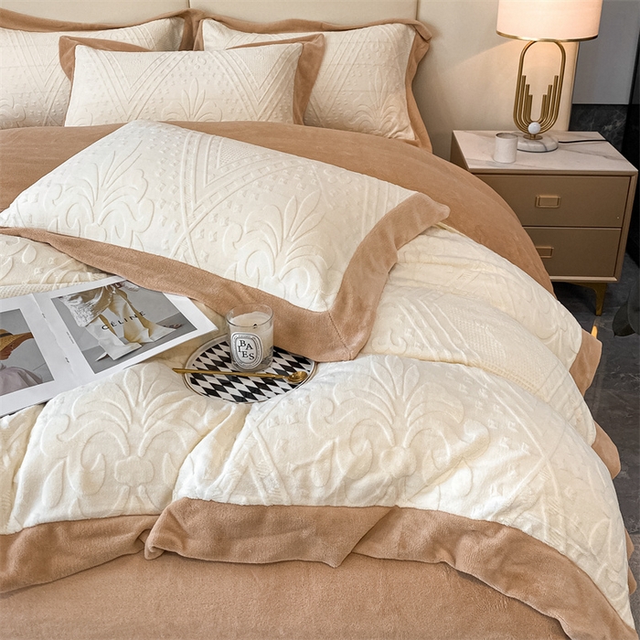 91家纺网 家纺一手货源 找家纺 金喜 2025新款高品质牛奶绒拼角四件套 南法假日-米白