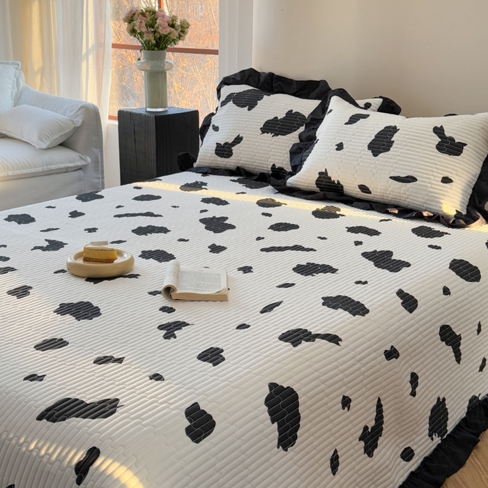 91家纺网 家纺一手货源 找家纺 金丝鸟 2025全棉黑色花边款韩式床盖 奶牛纹